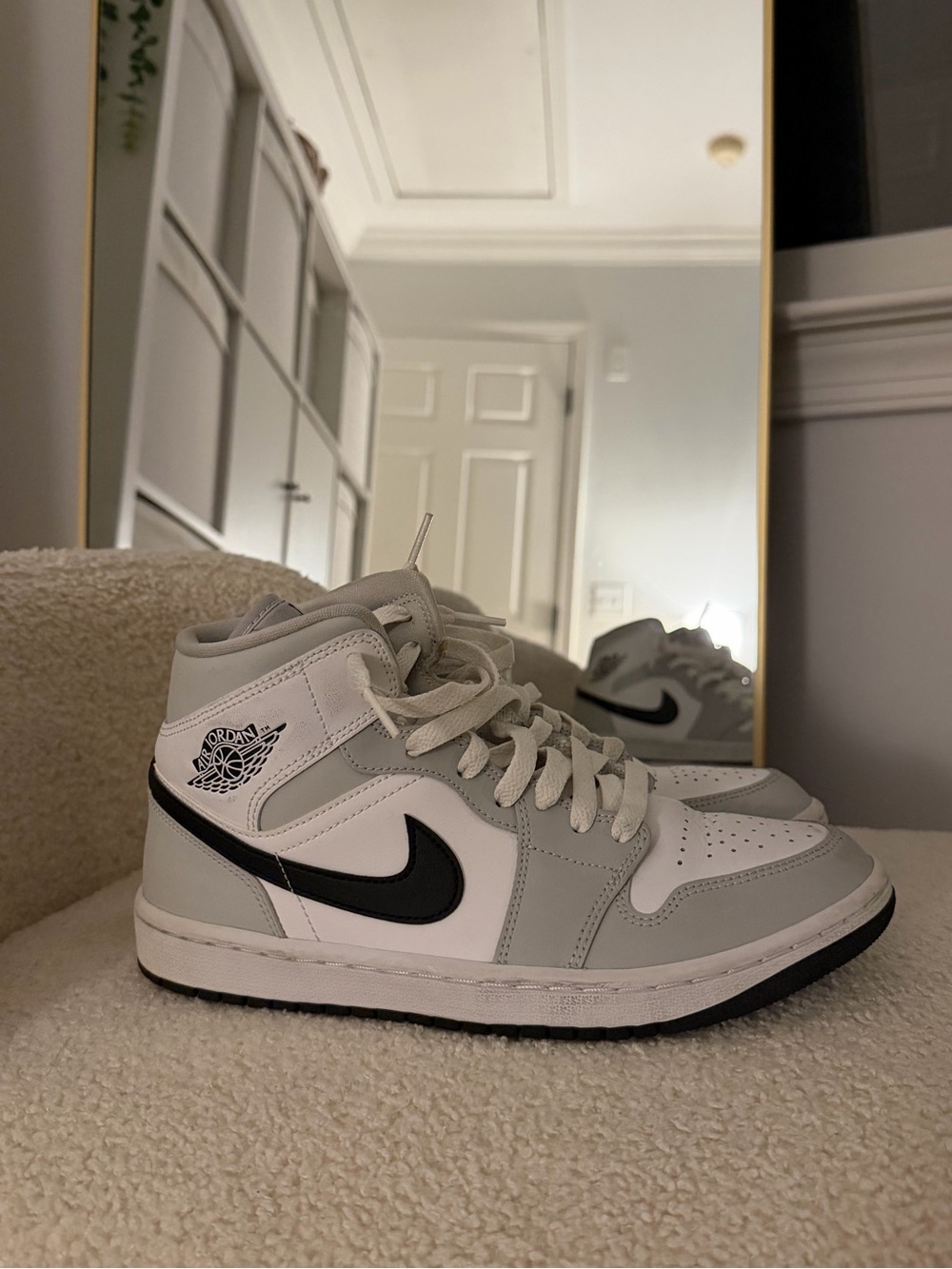 Air Jordan 1 Mid – Women’s Size 8 🤍🩶